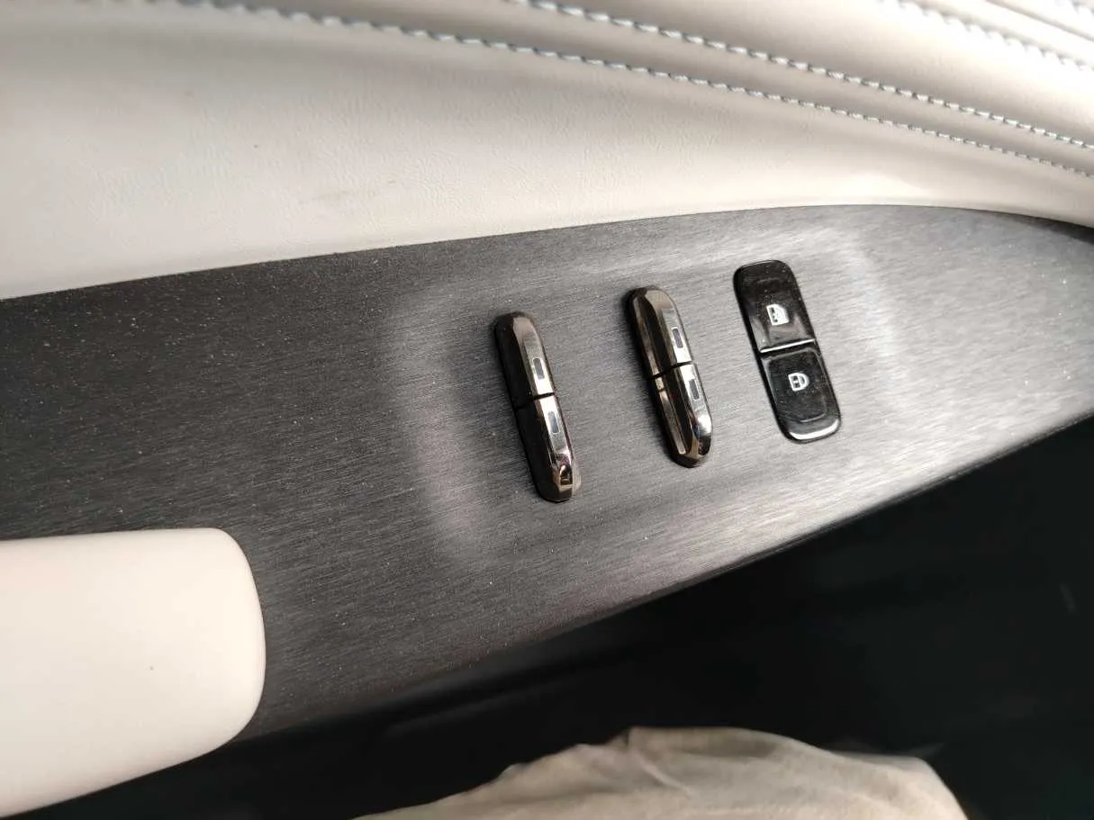 Car image 34