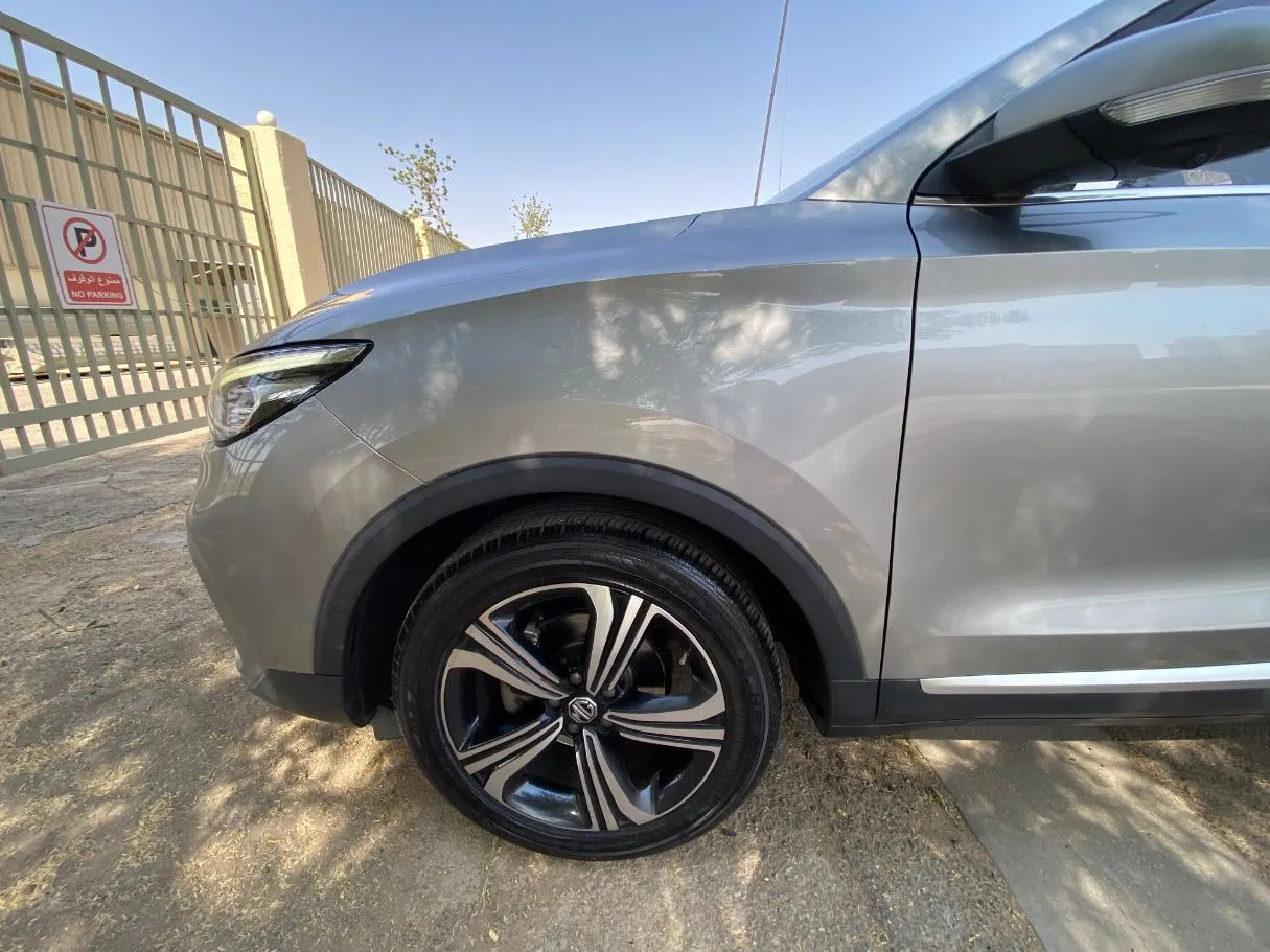 Car image 9