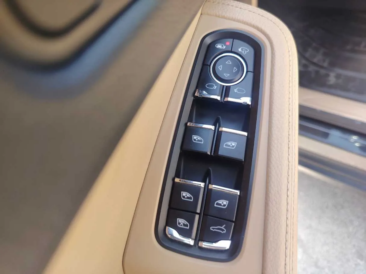 Car image 25