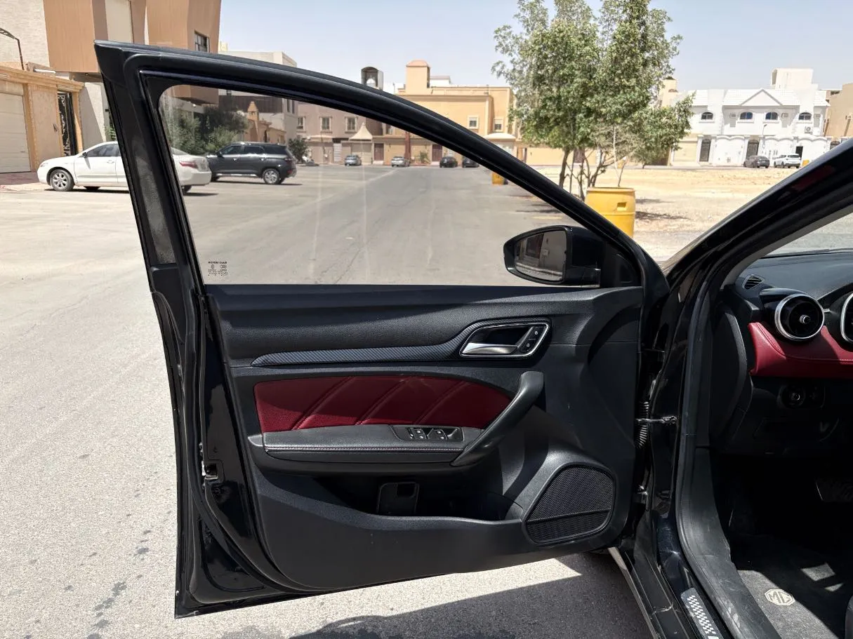 Car image 10