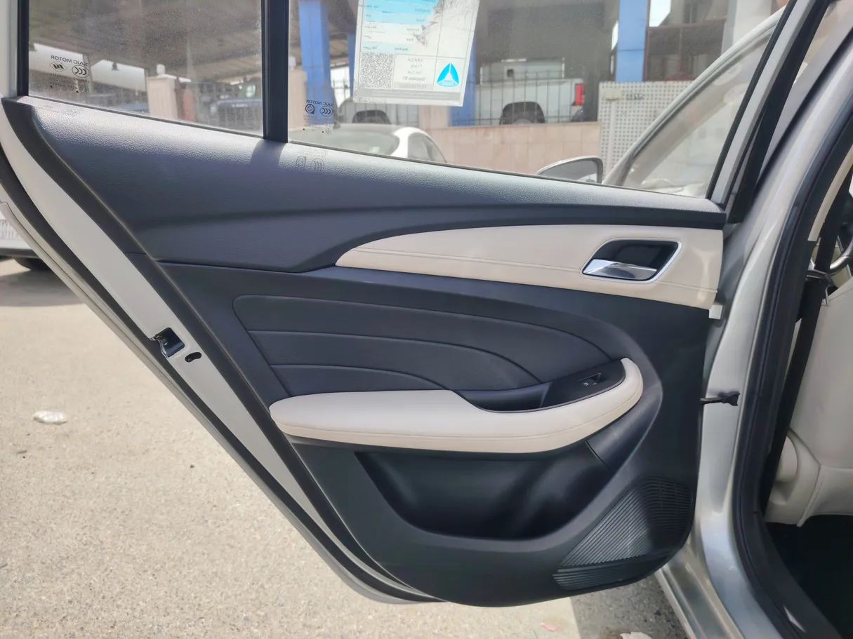 Car image 16