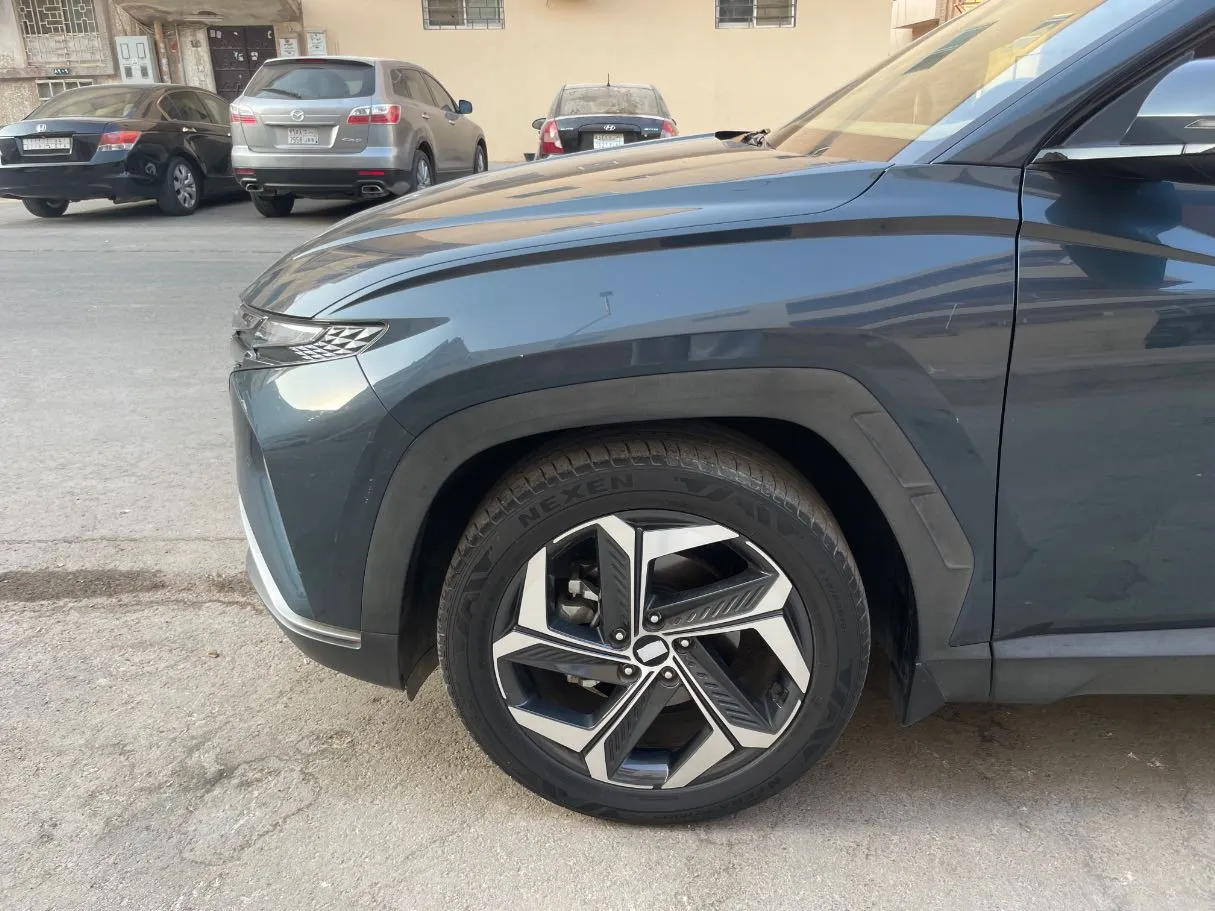 Car image 9