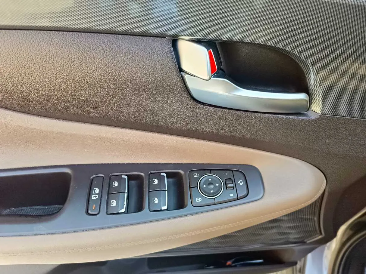 Car image 29