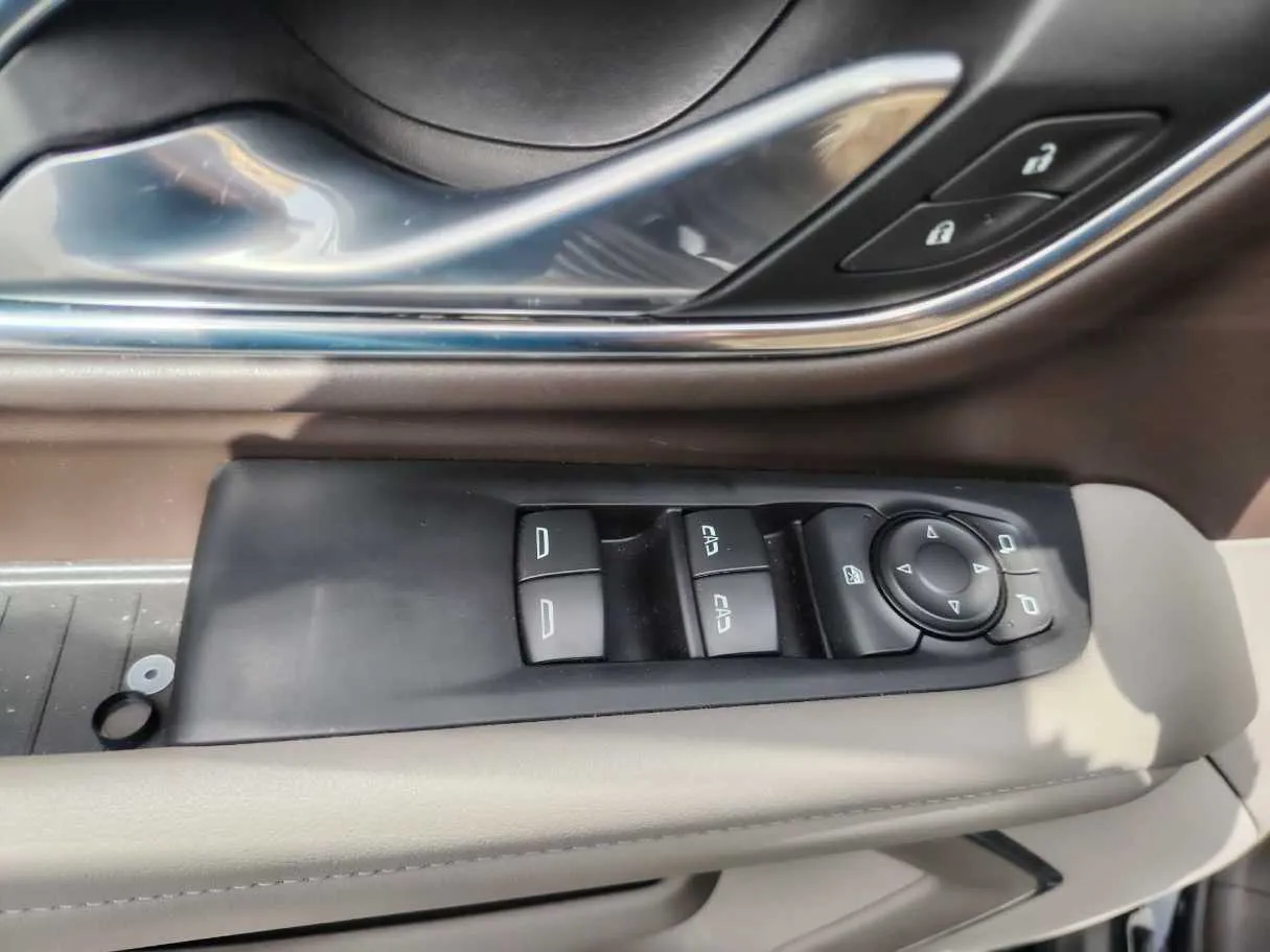 Car image 28