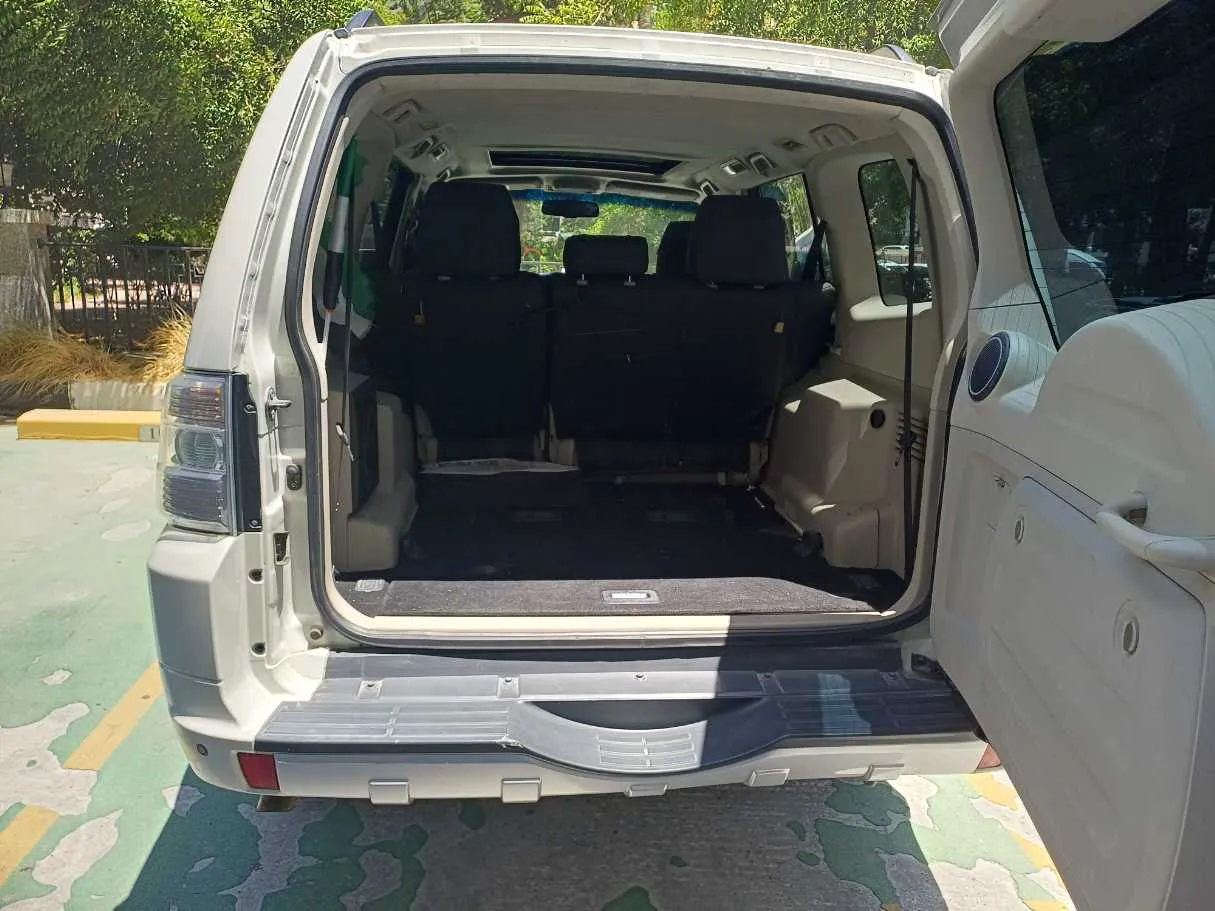 Car image 19