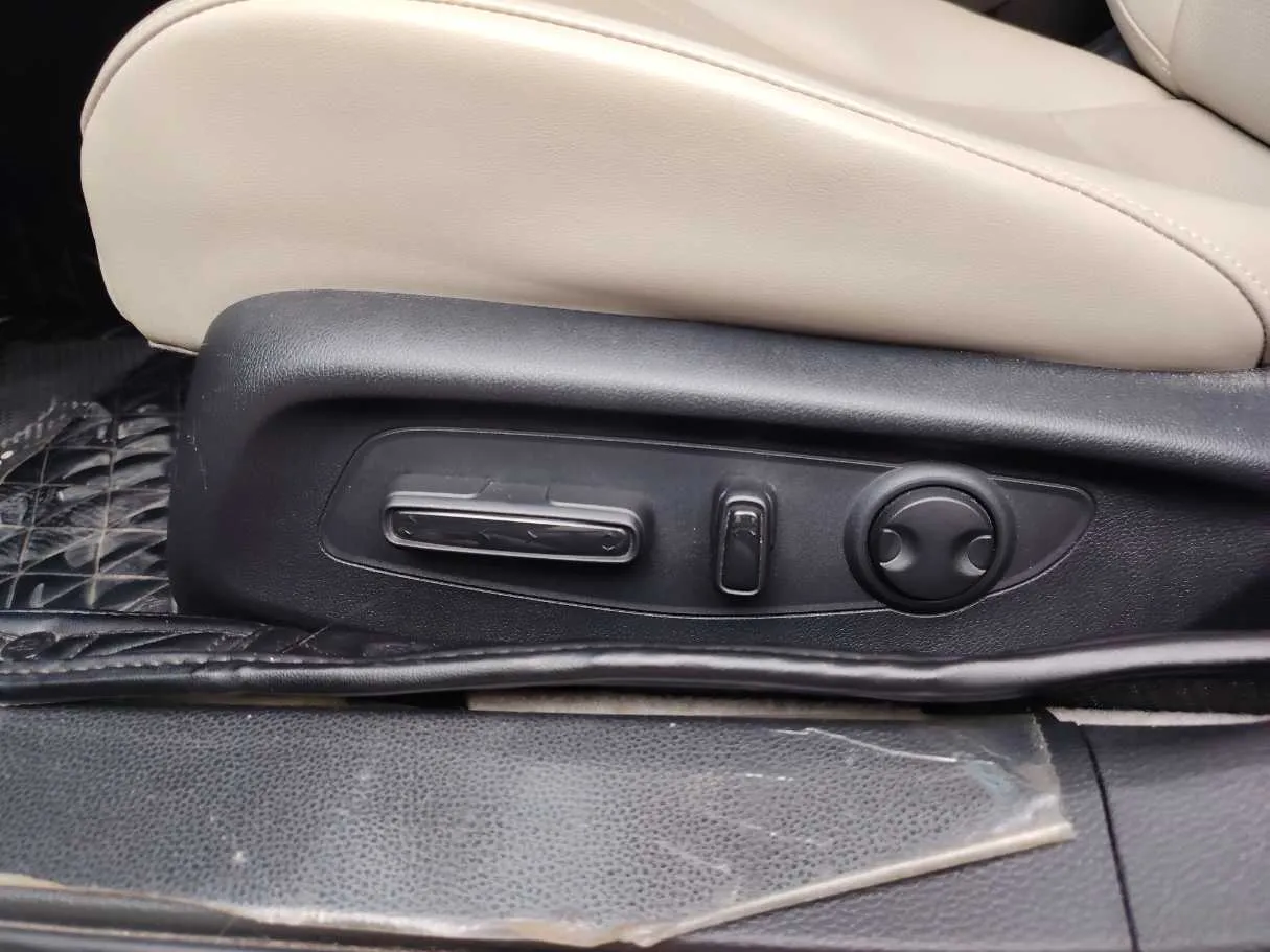Car image 28