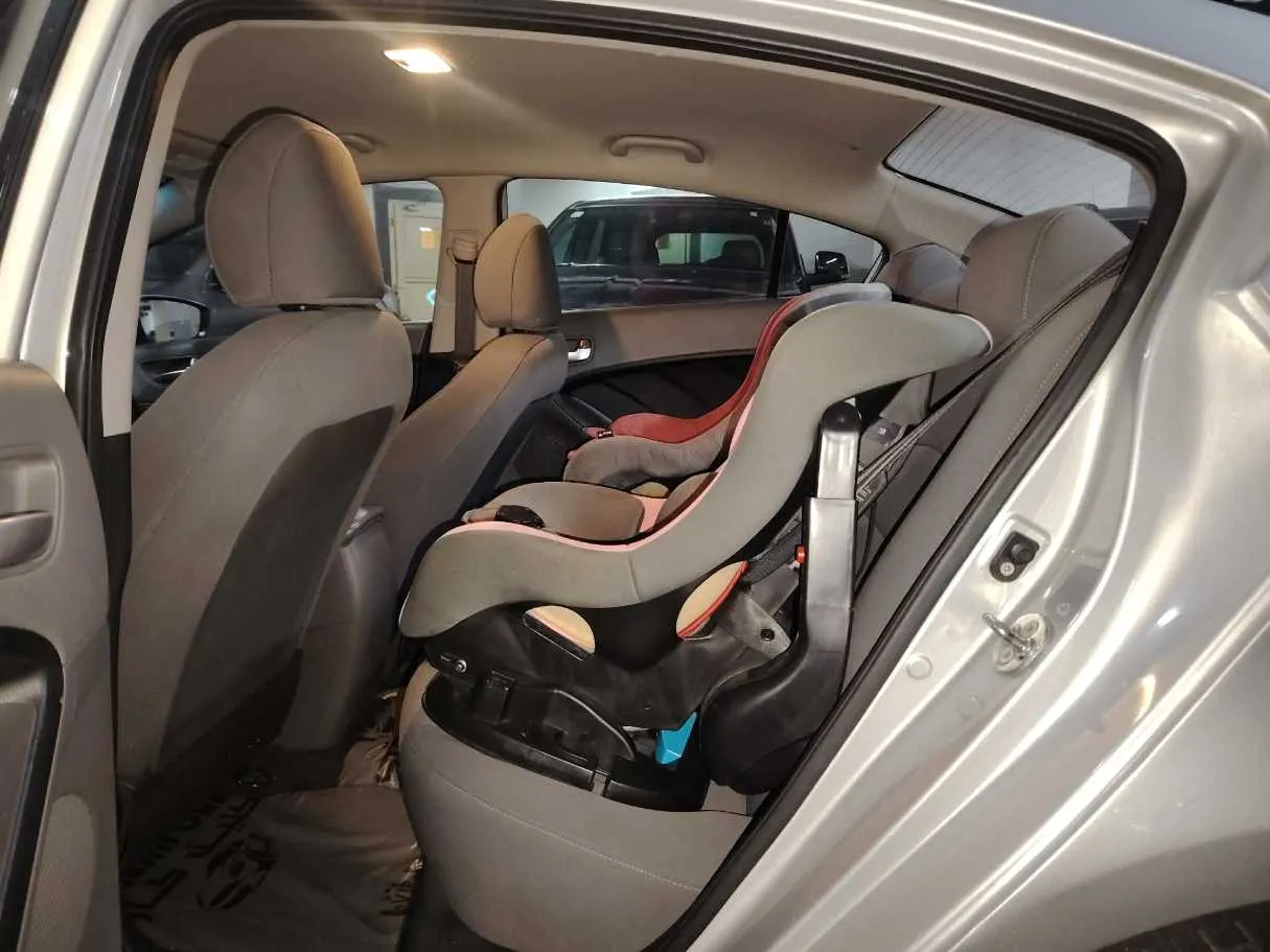 Car image 19