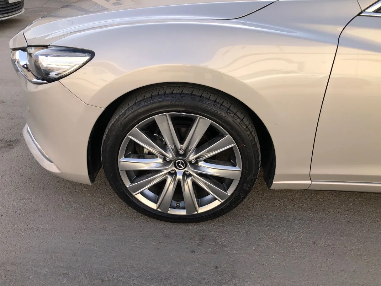 Car image 9