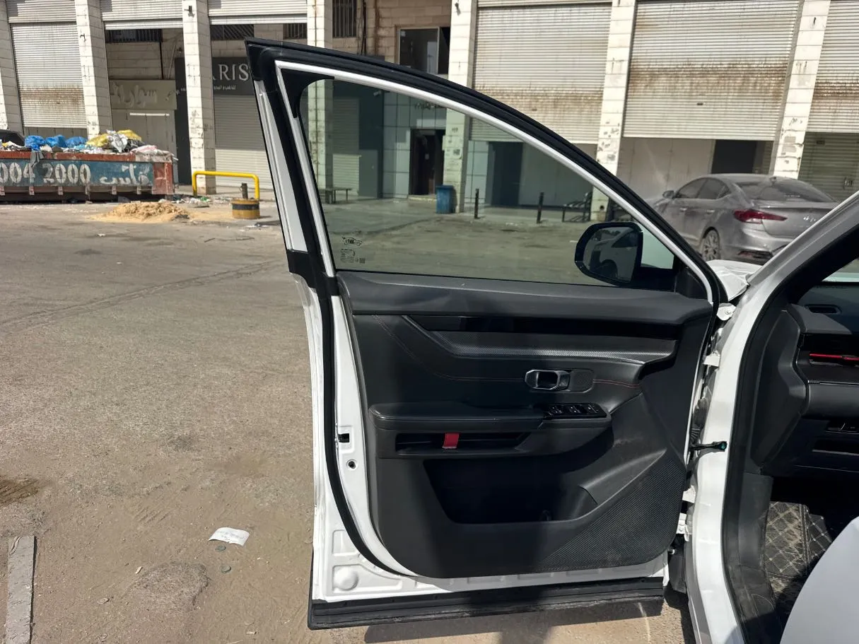 Car image 10