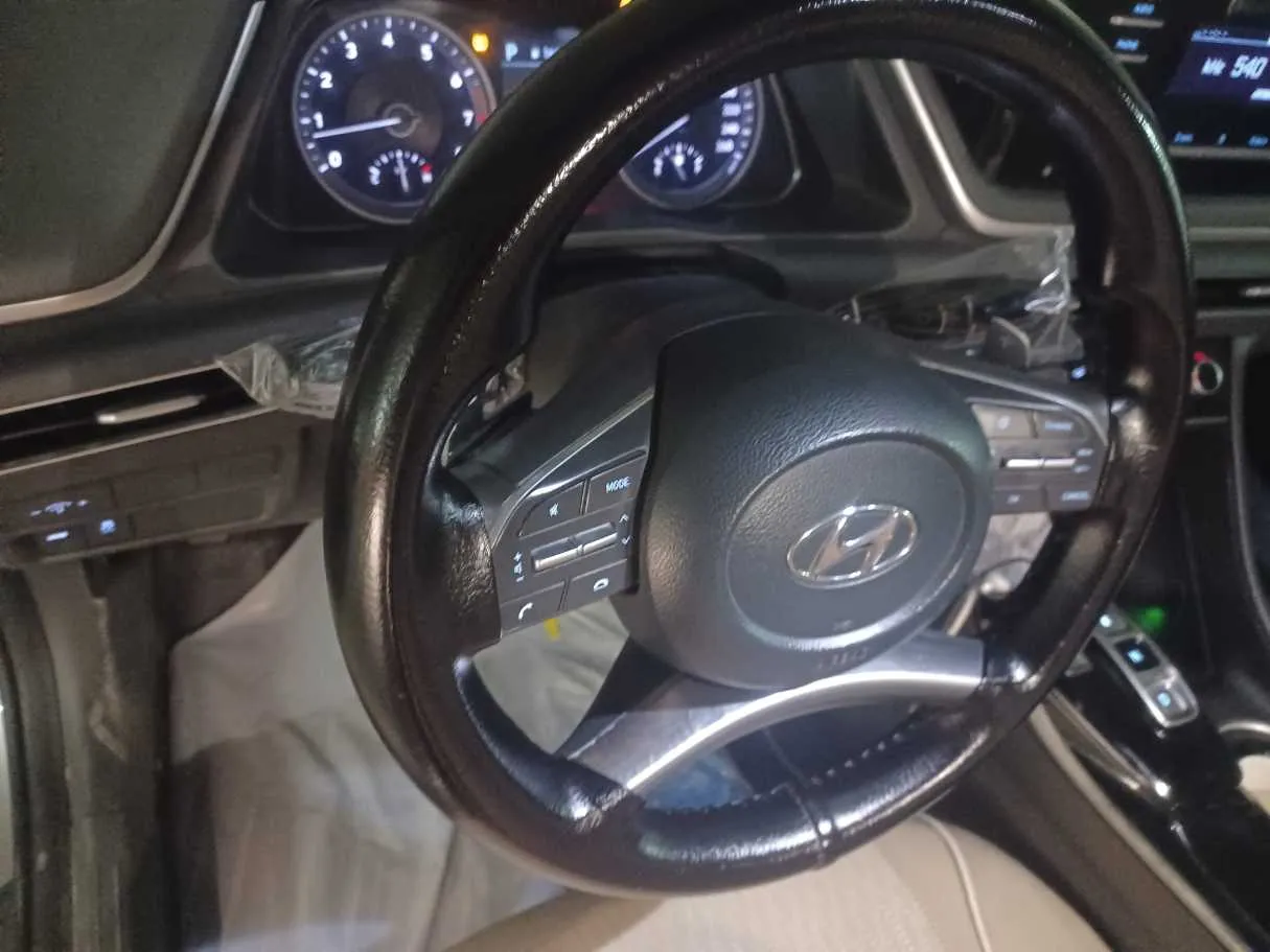 Car image 18