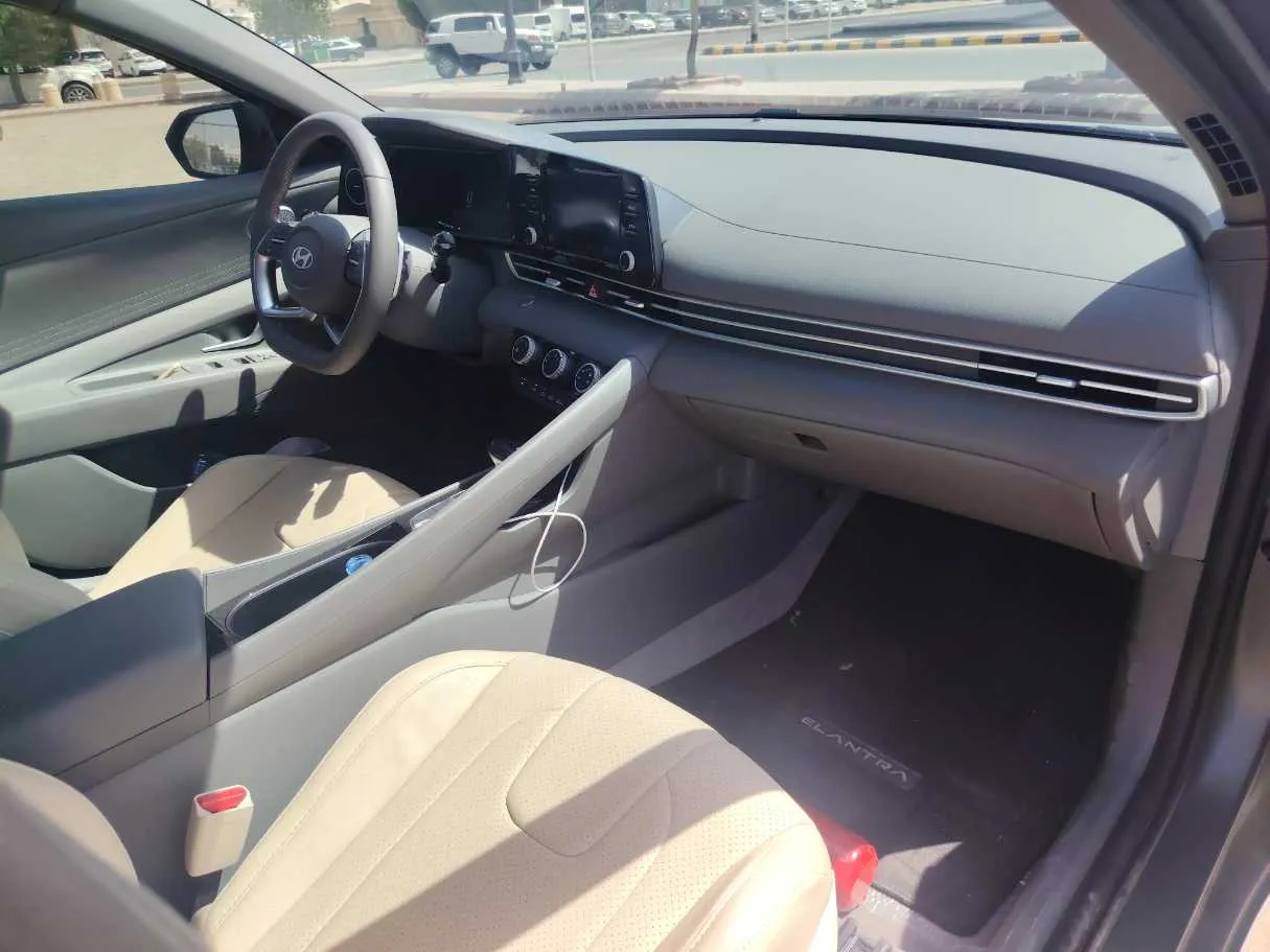 Car image 14
