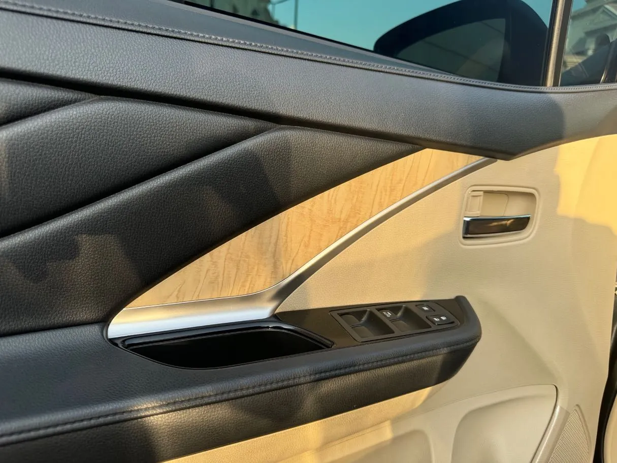 Car image 24