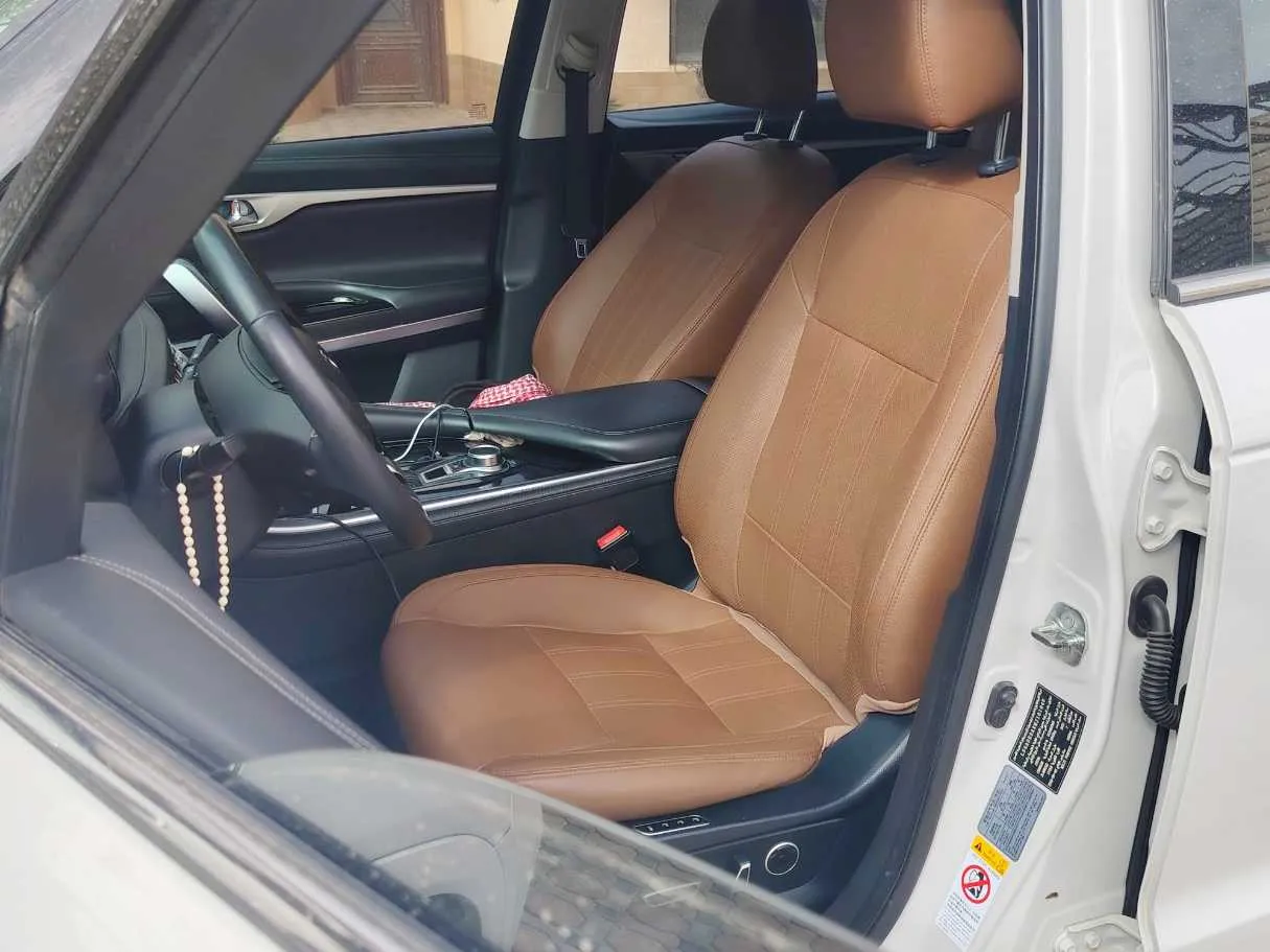 Car image 14