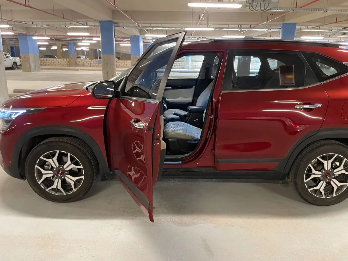 Car image 10