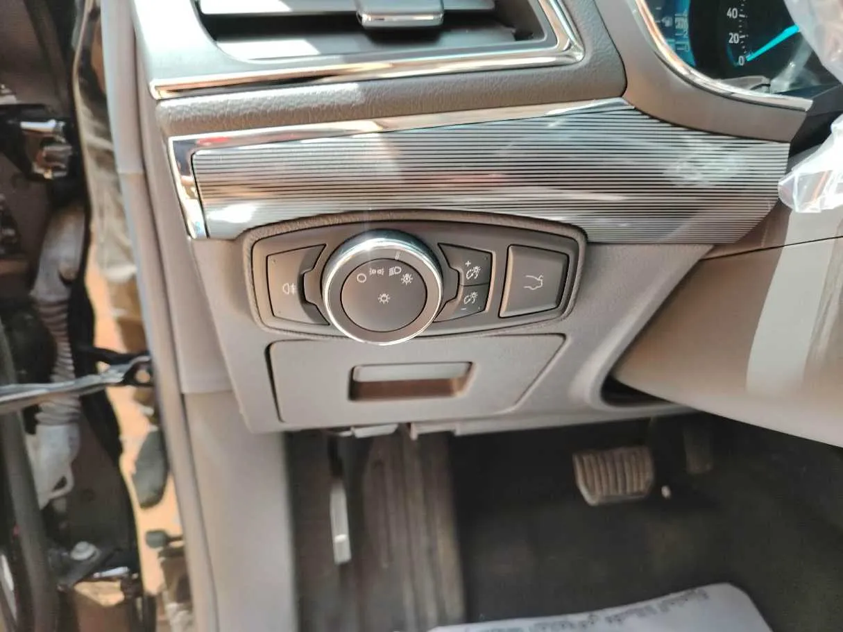 Car image 34