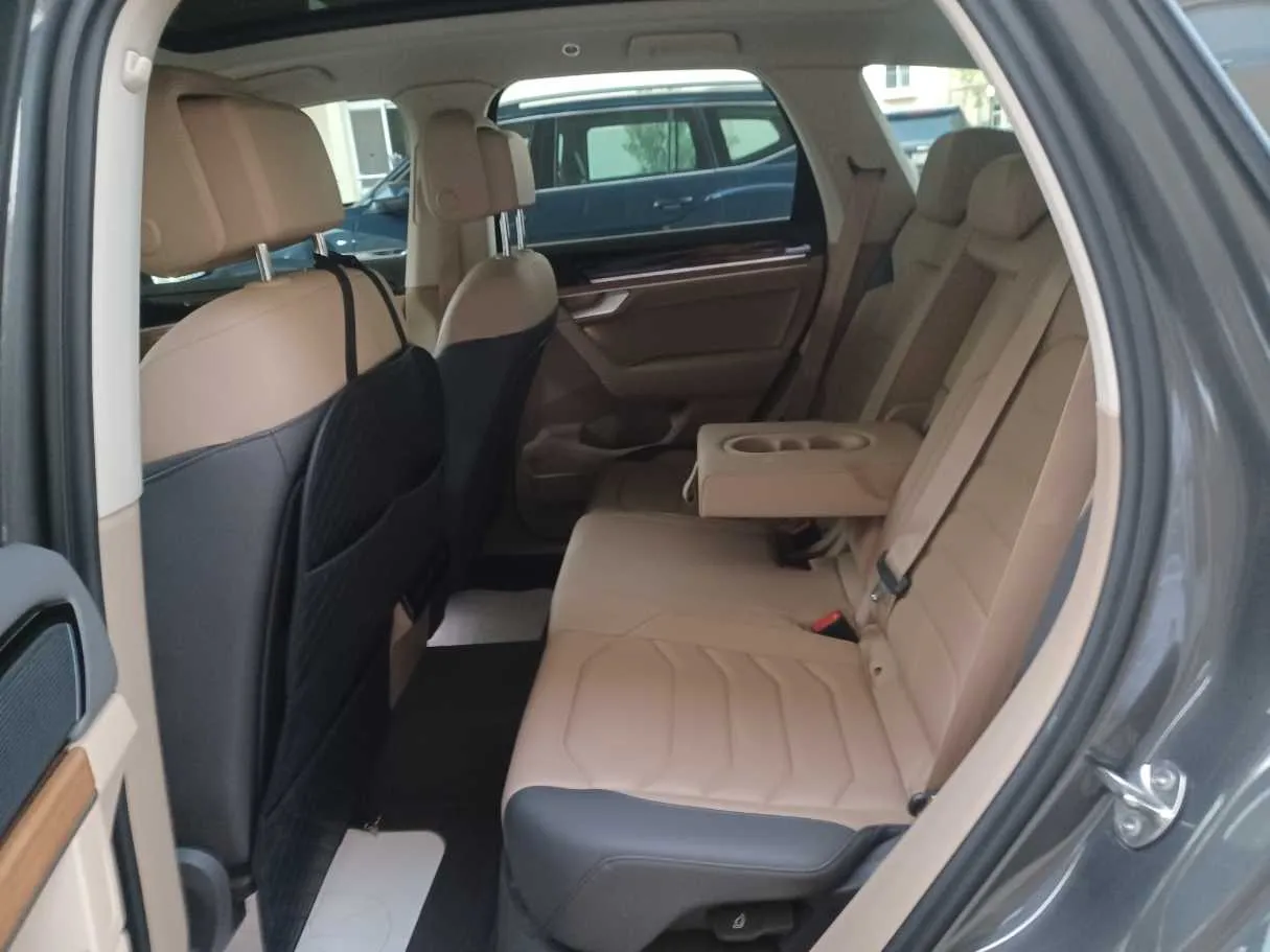 Car image 15