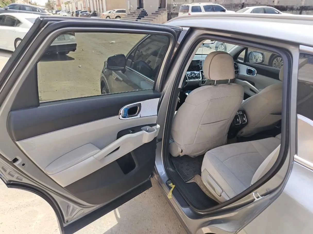 Car image 17
