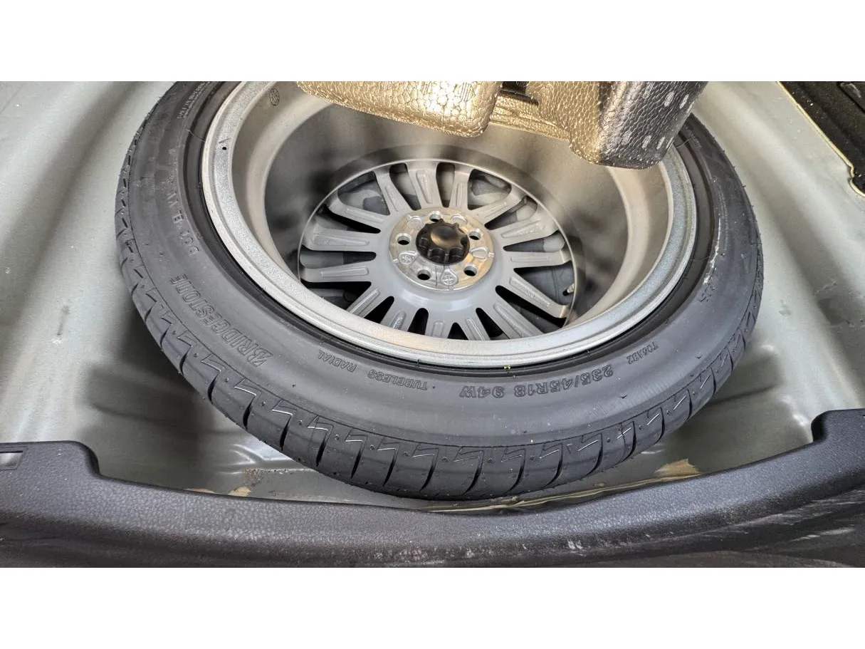 Car image 26