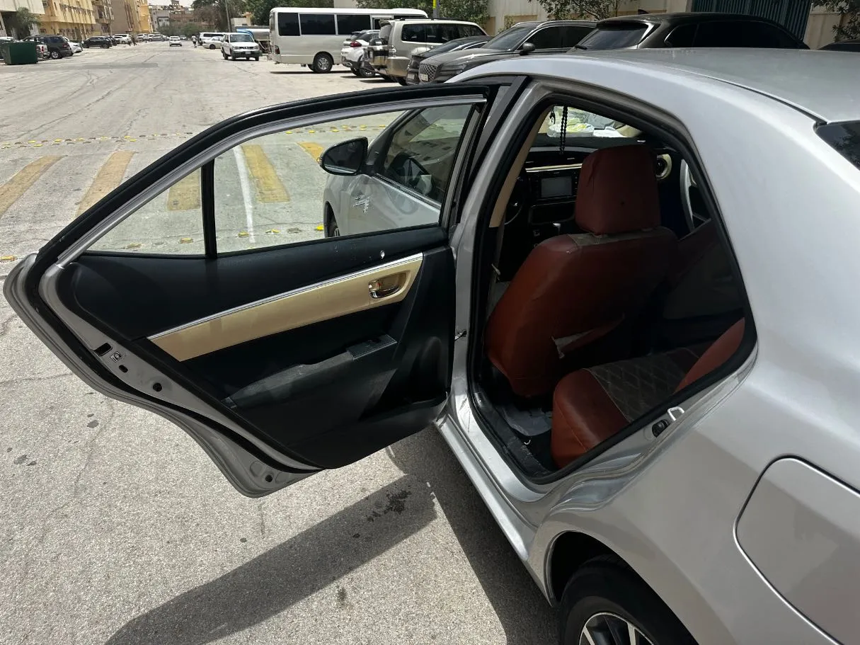 Car image 14