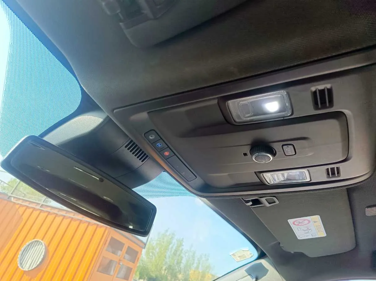 Car image 32
