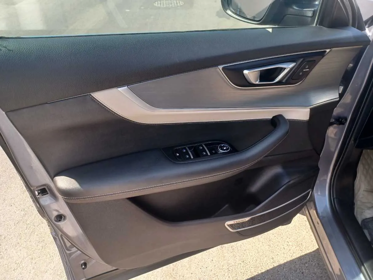Car image 10