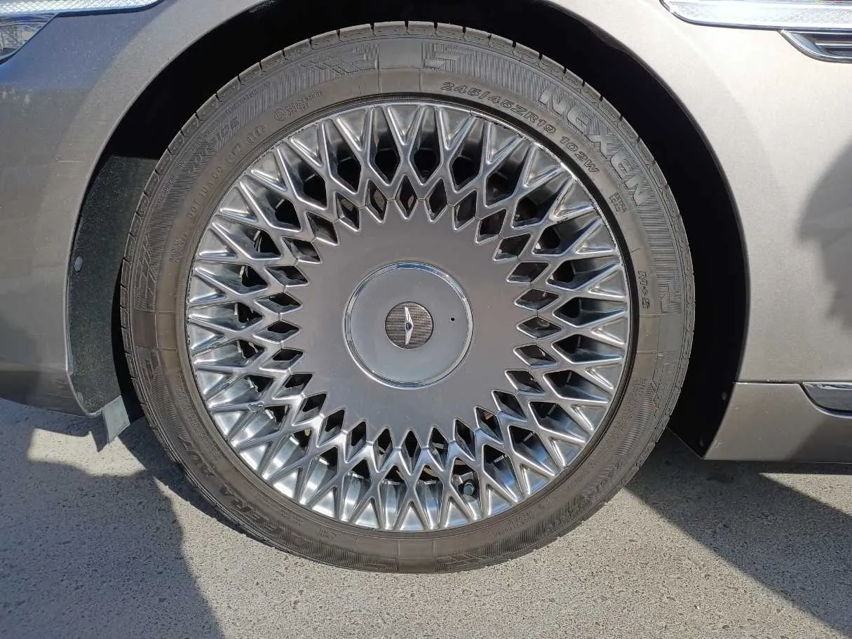 Car image 9