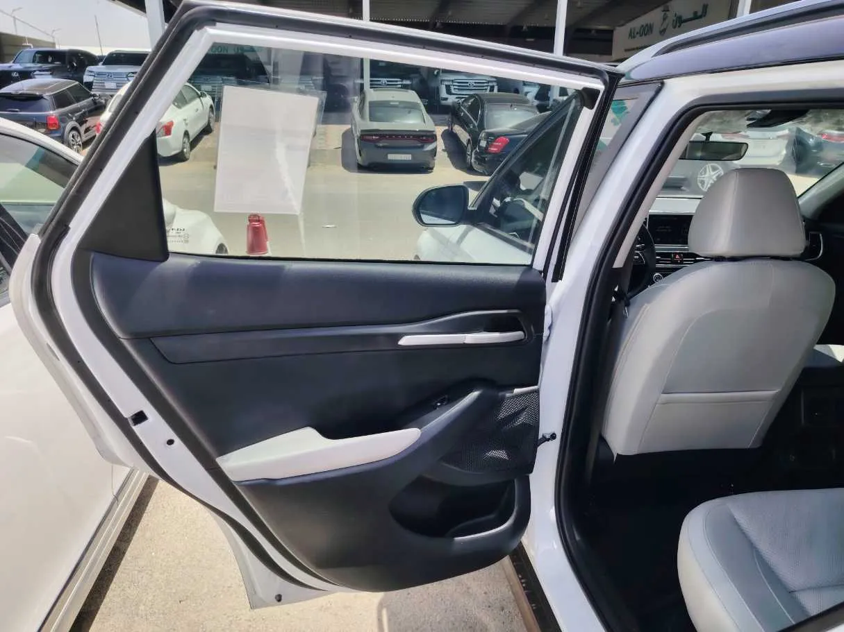 Car image 16