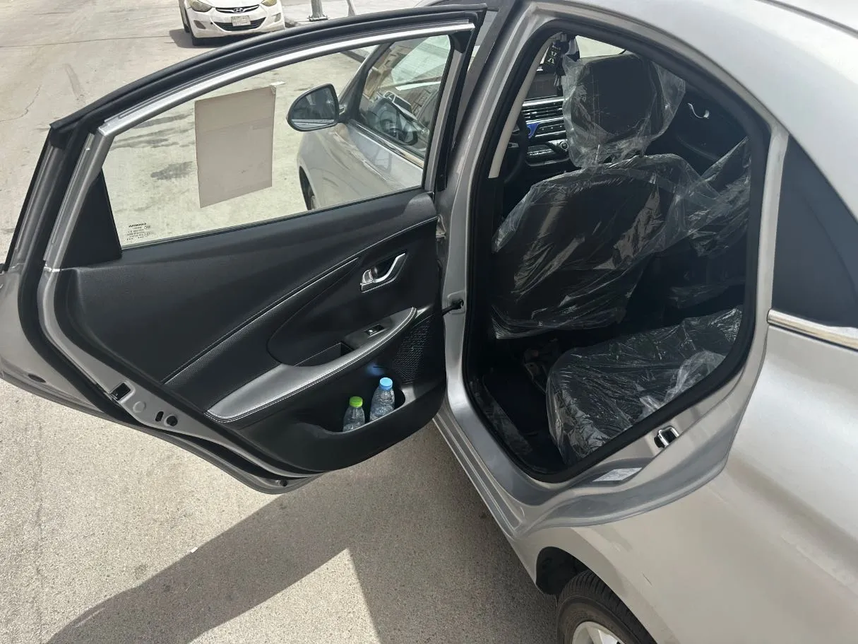 Car image 15