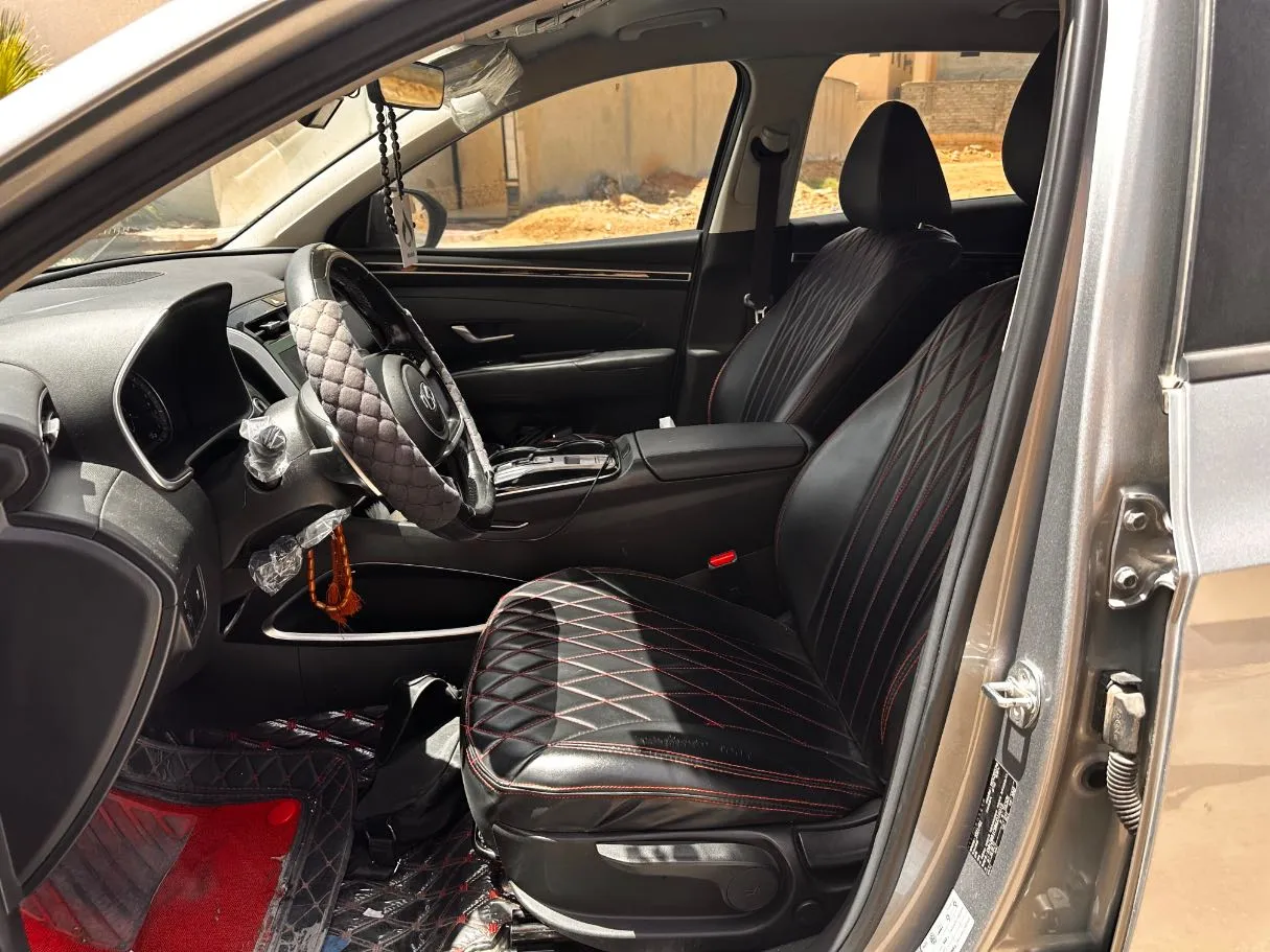 Car image 12