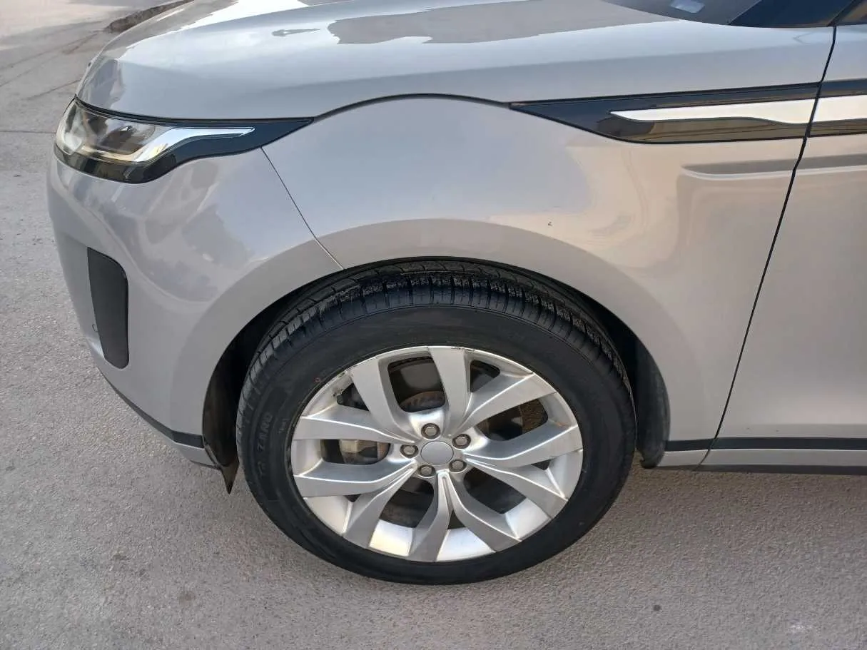 Car image 9
