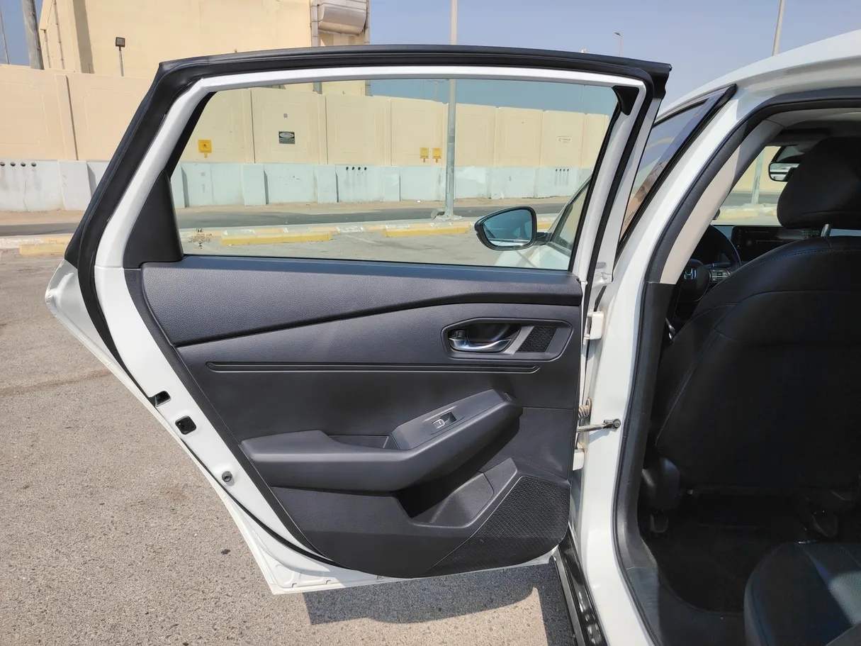 Car image 14