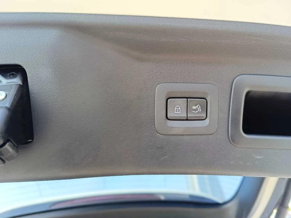 Car image 32