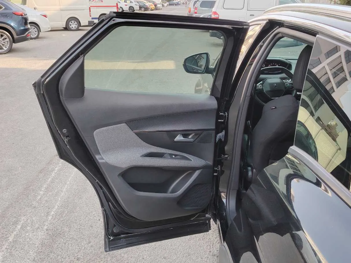 Car image 14