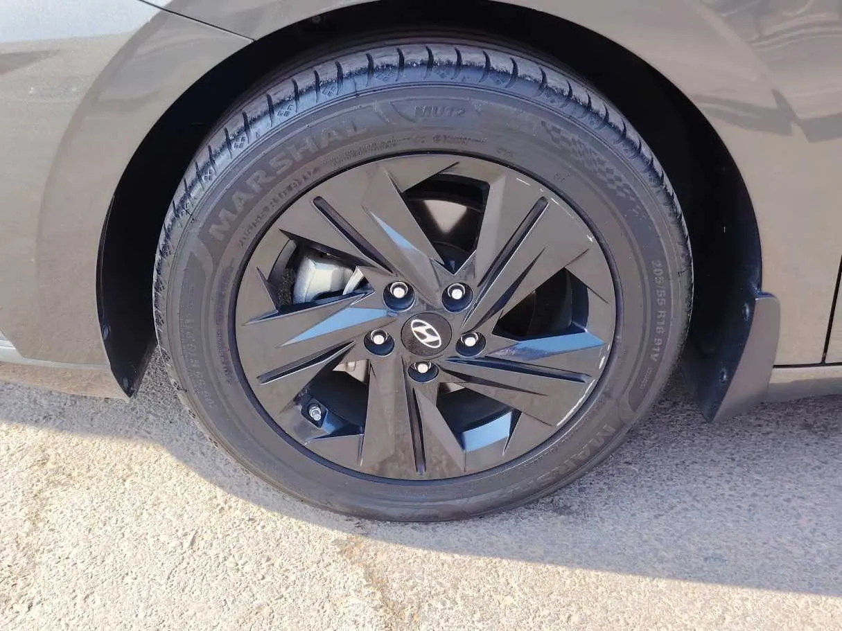 Car image 9