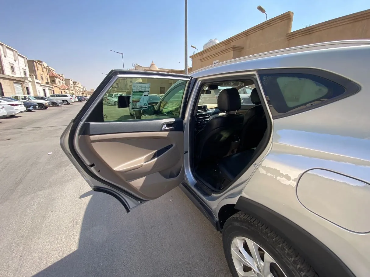 Car image 12
