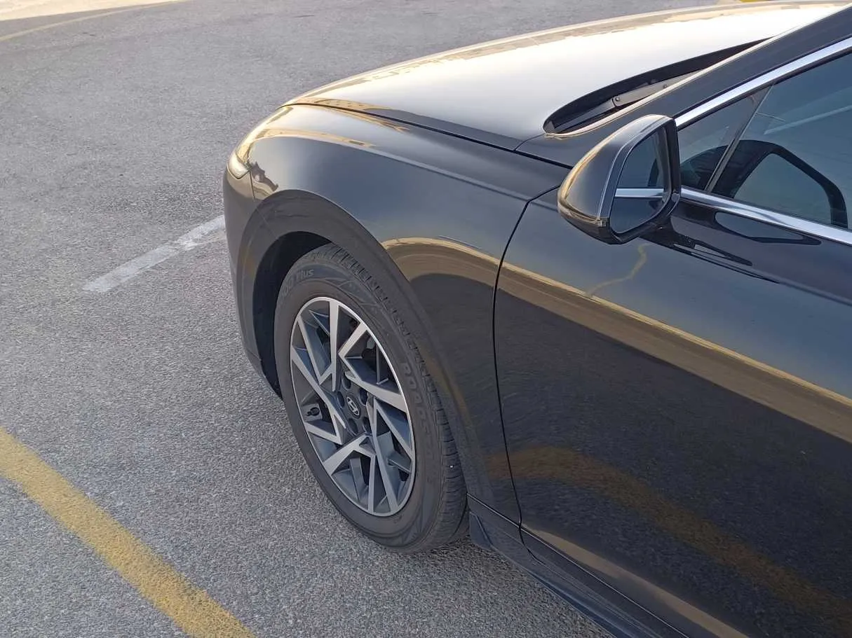 Car image 9