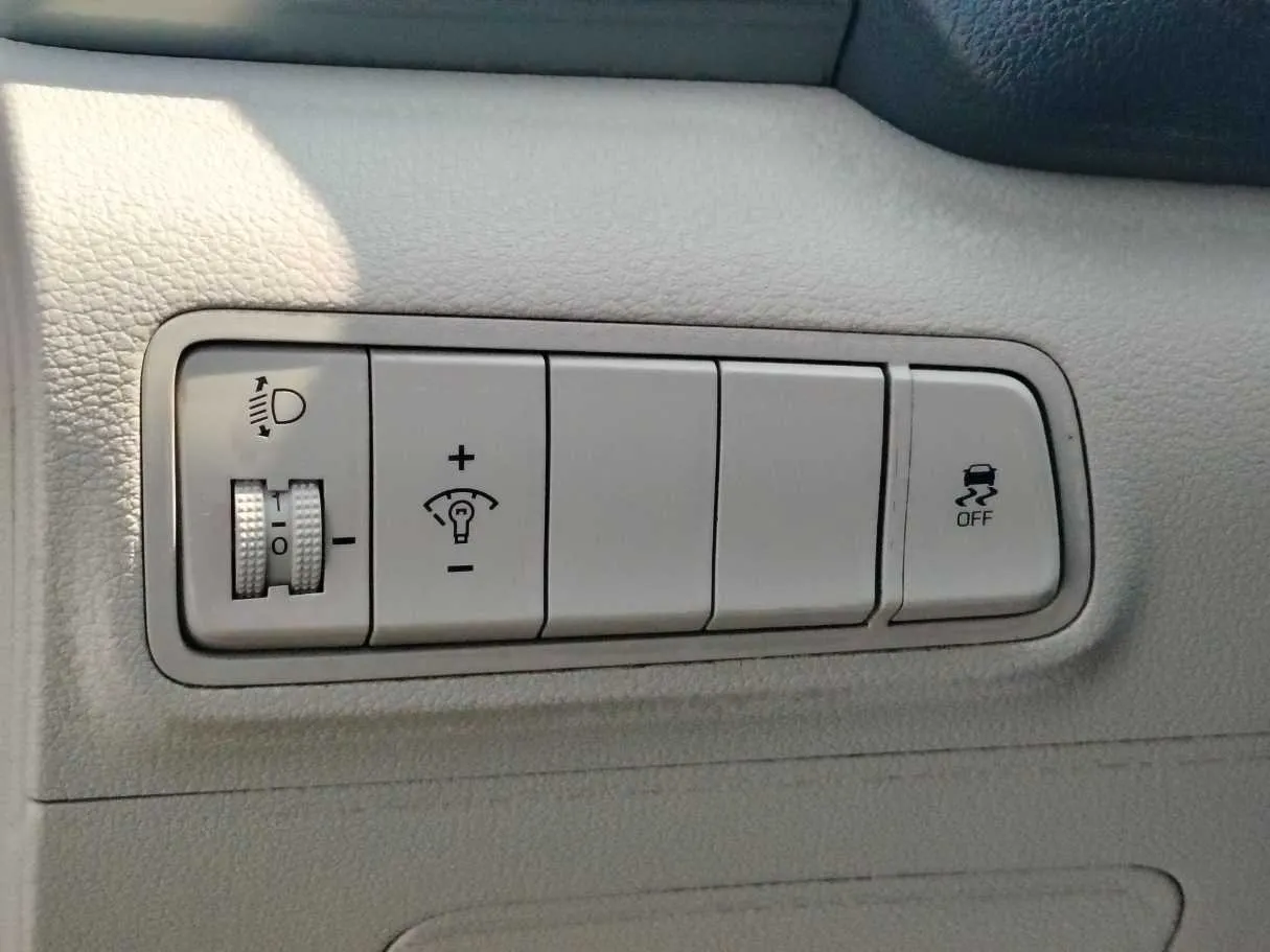 Car image 28