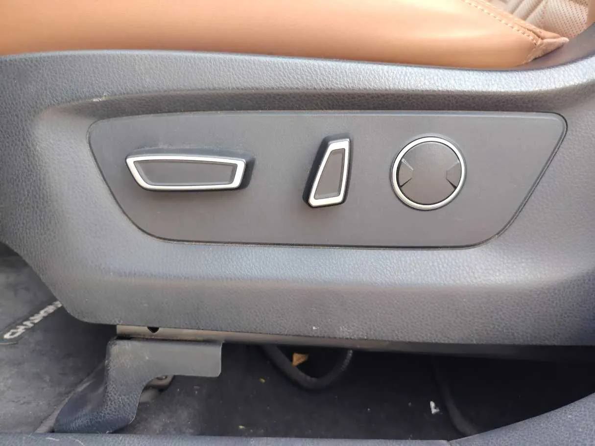 Car image 28