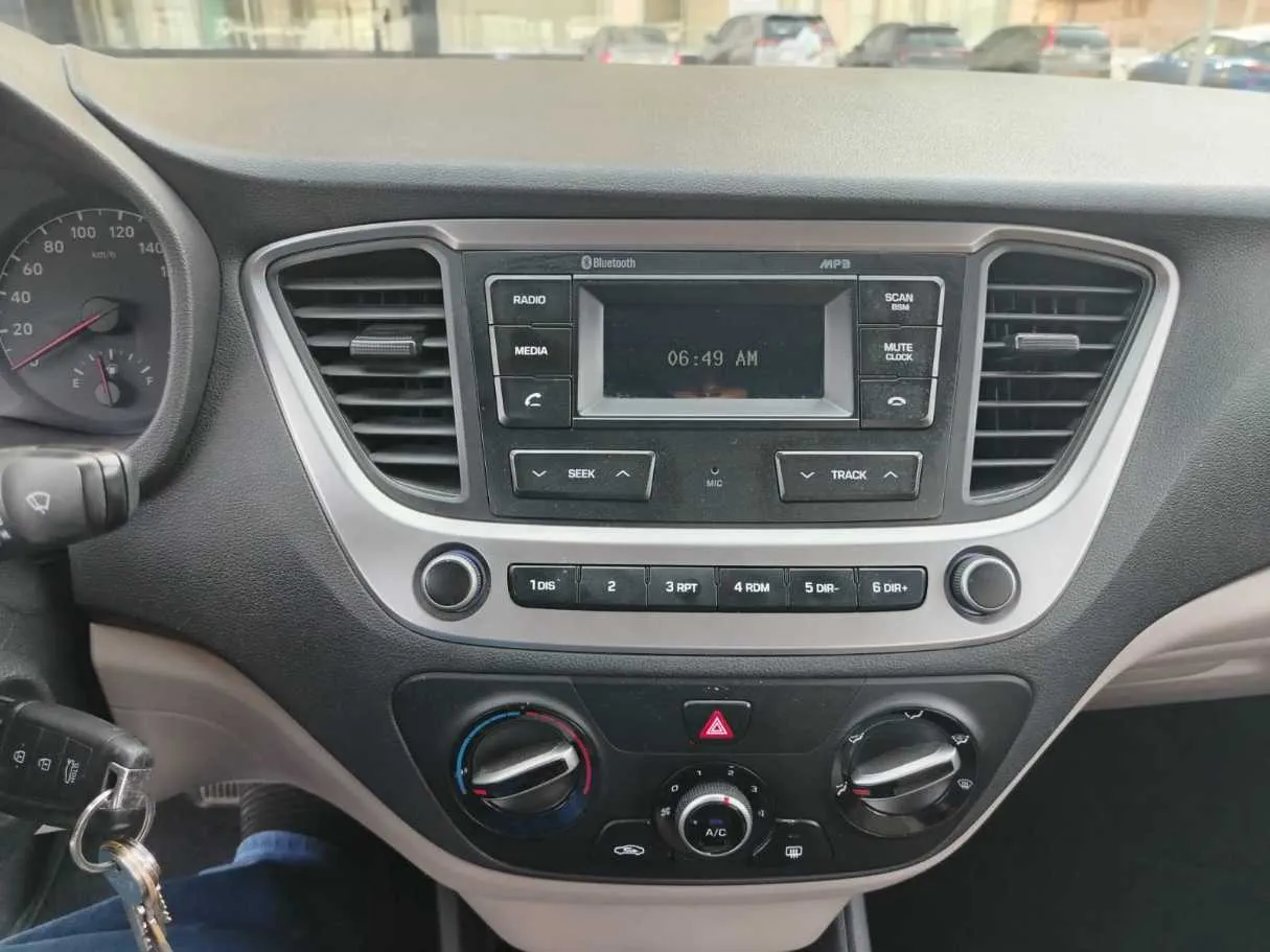 Car image 19