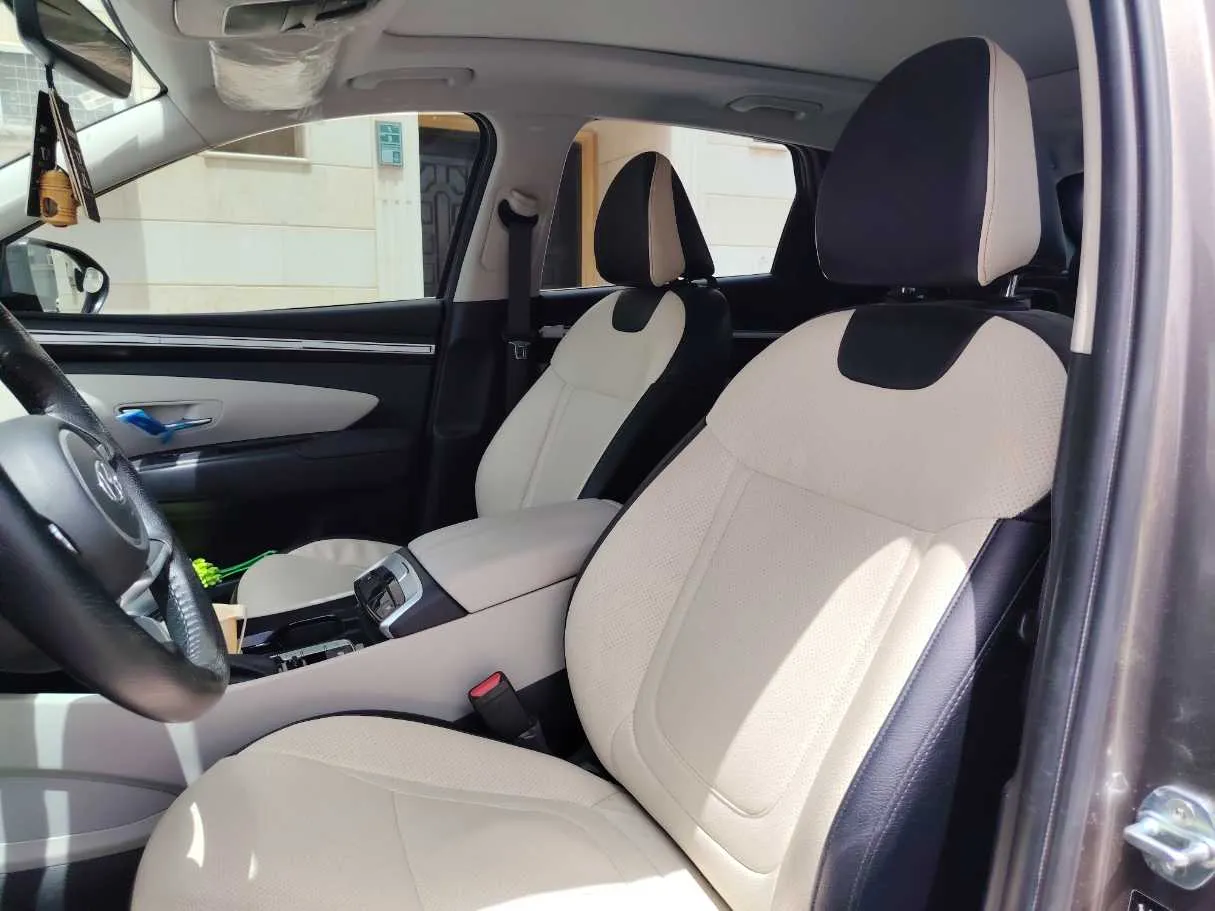 Car image 14