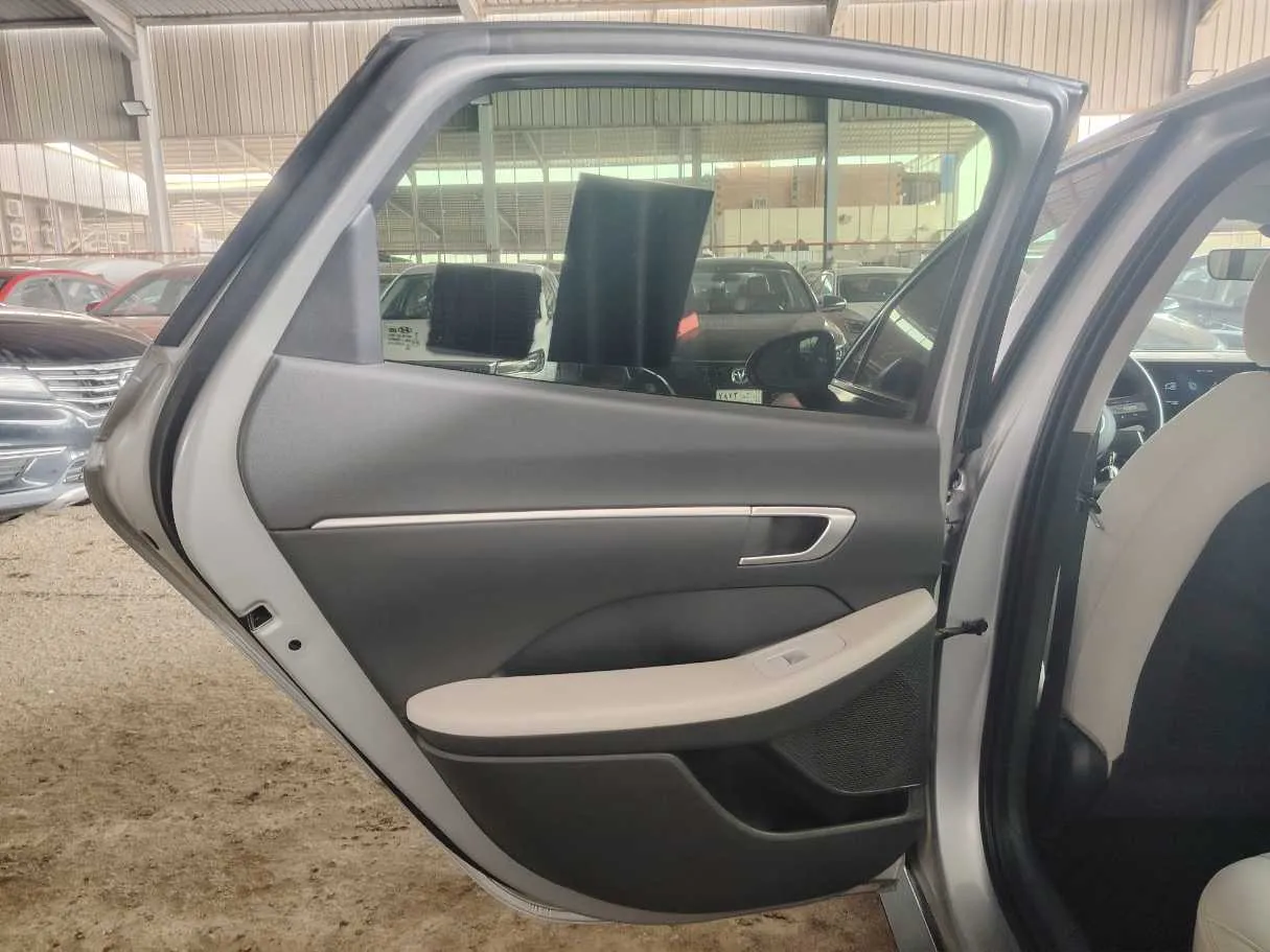 Car image 13