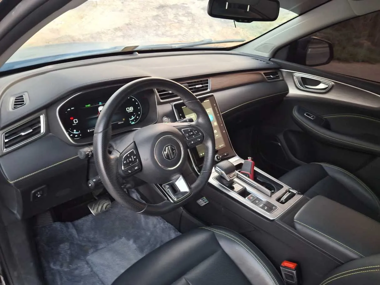 Car image 11
