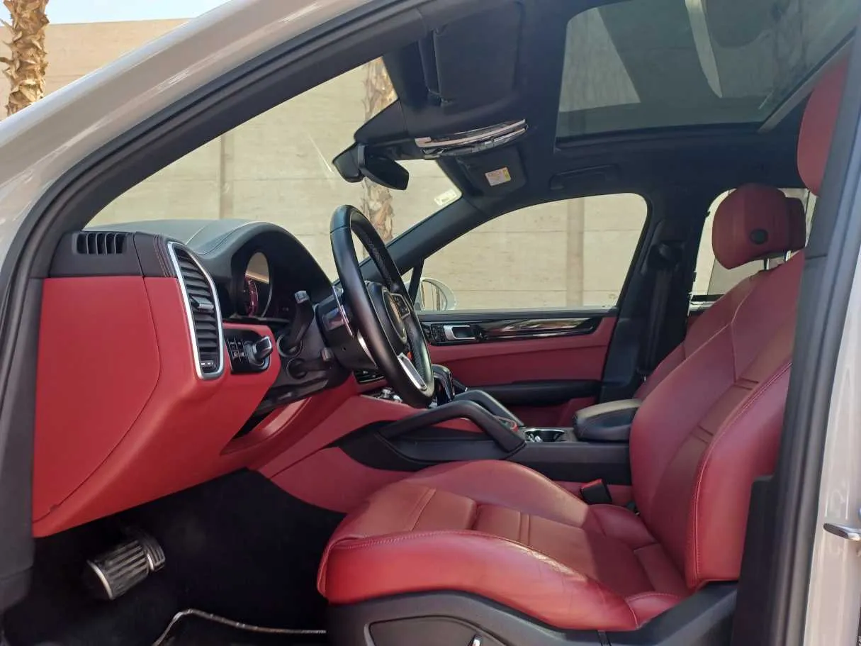 Car image 11