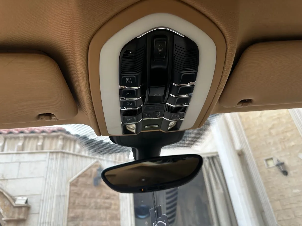 Car image 26