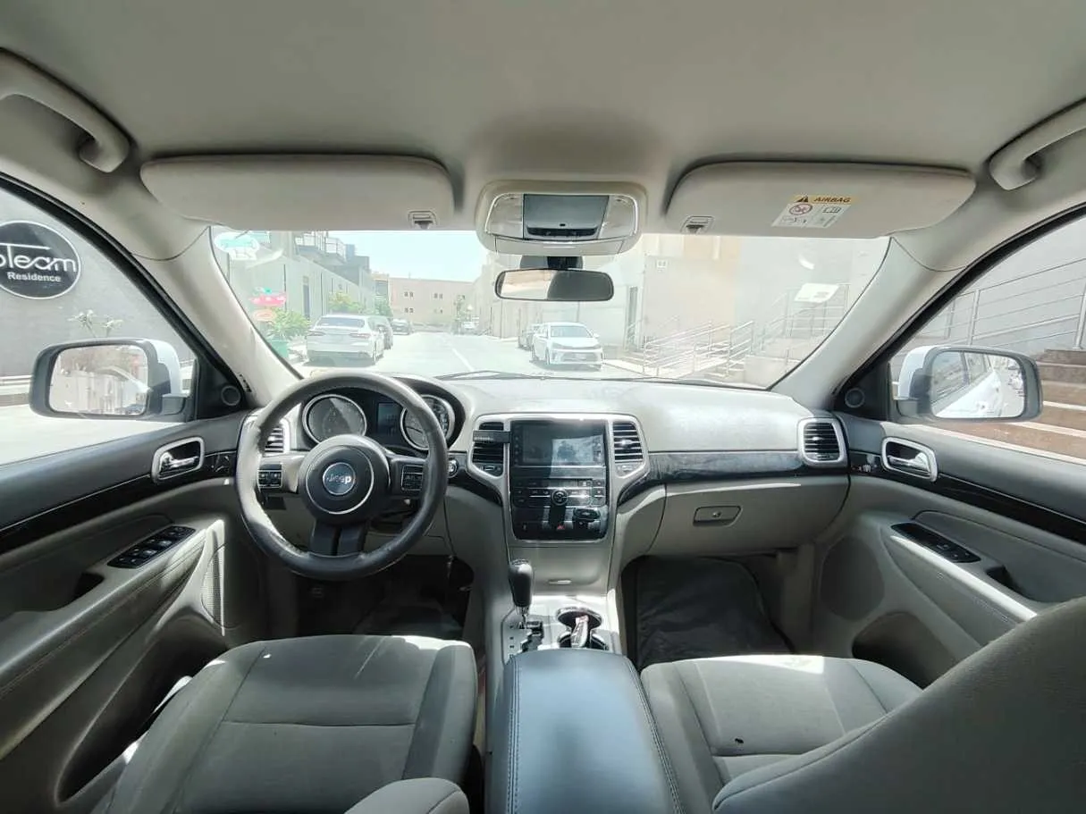 Car image 18