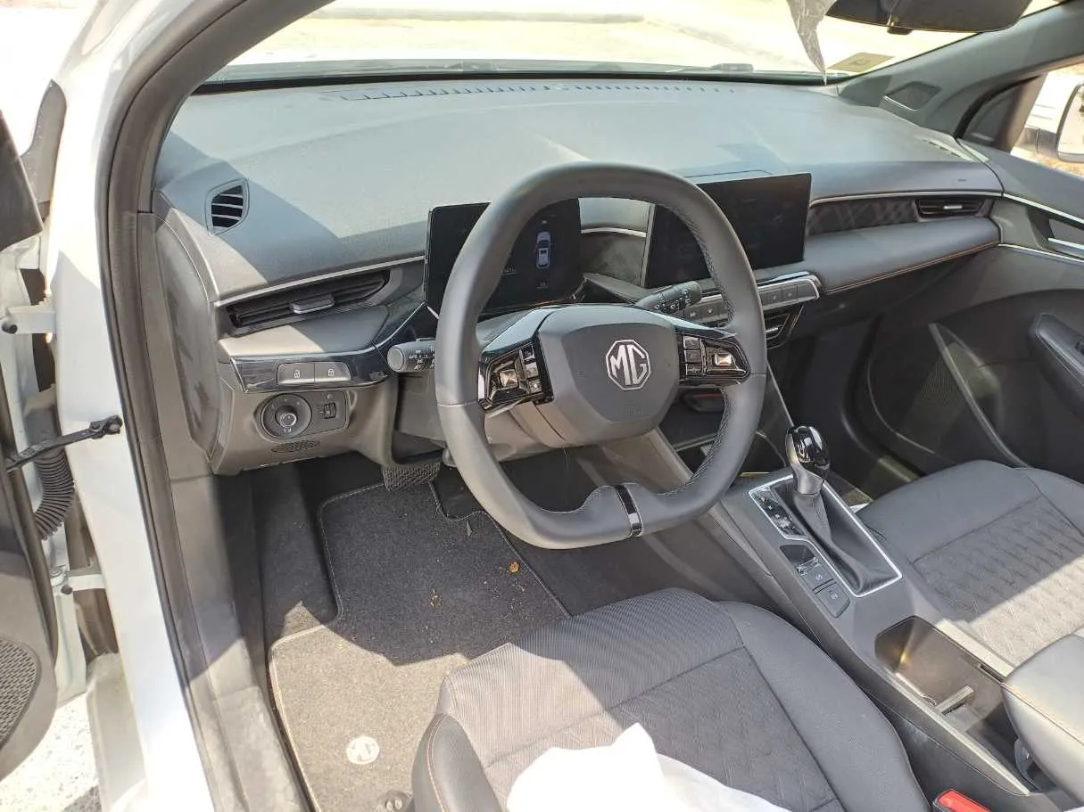 Car image 11
