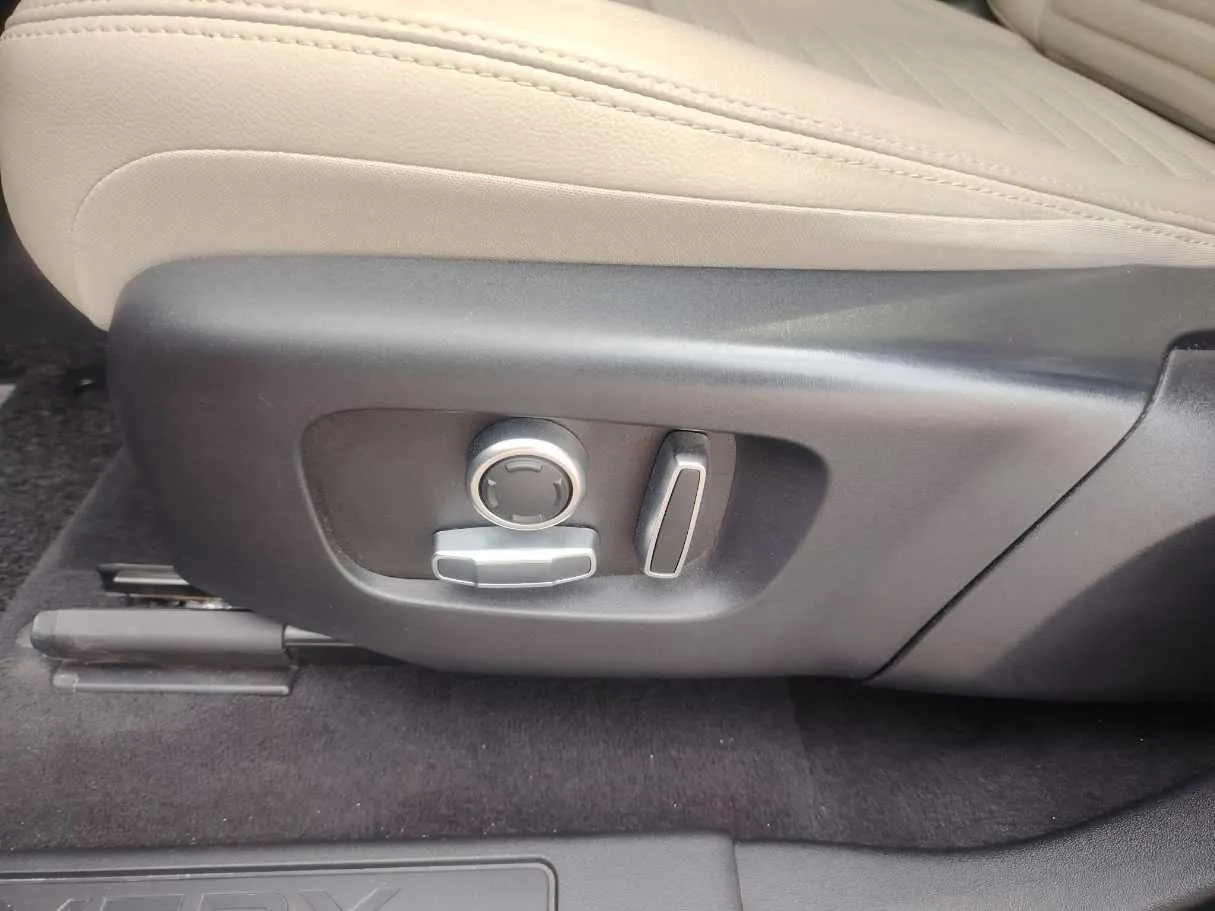 Car image 40
