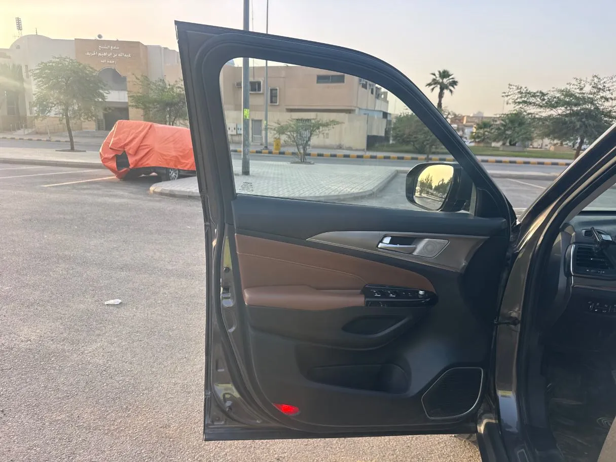 Car image 10