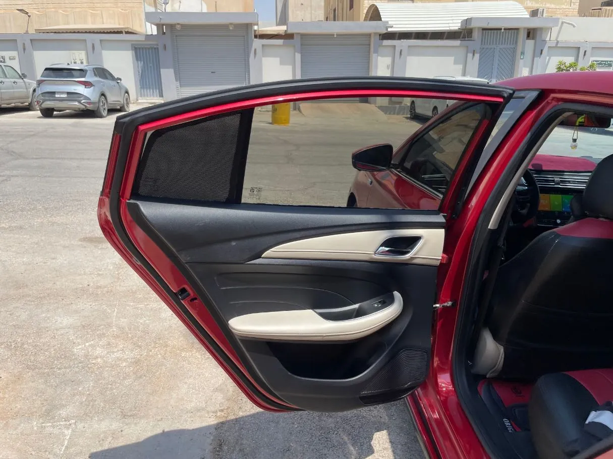 Car image 14