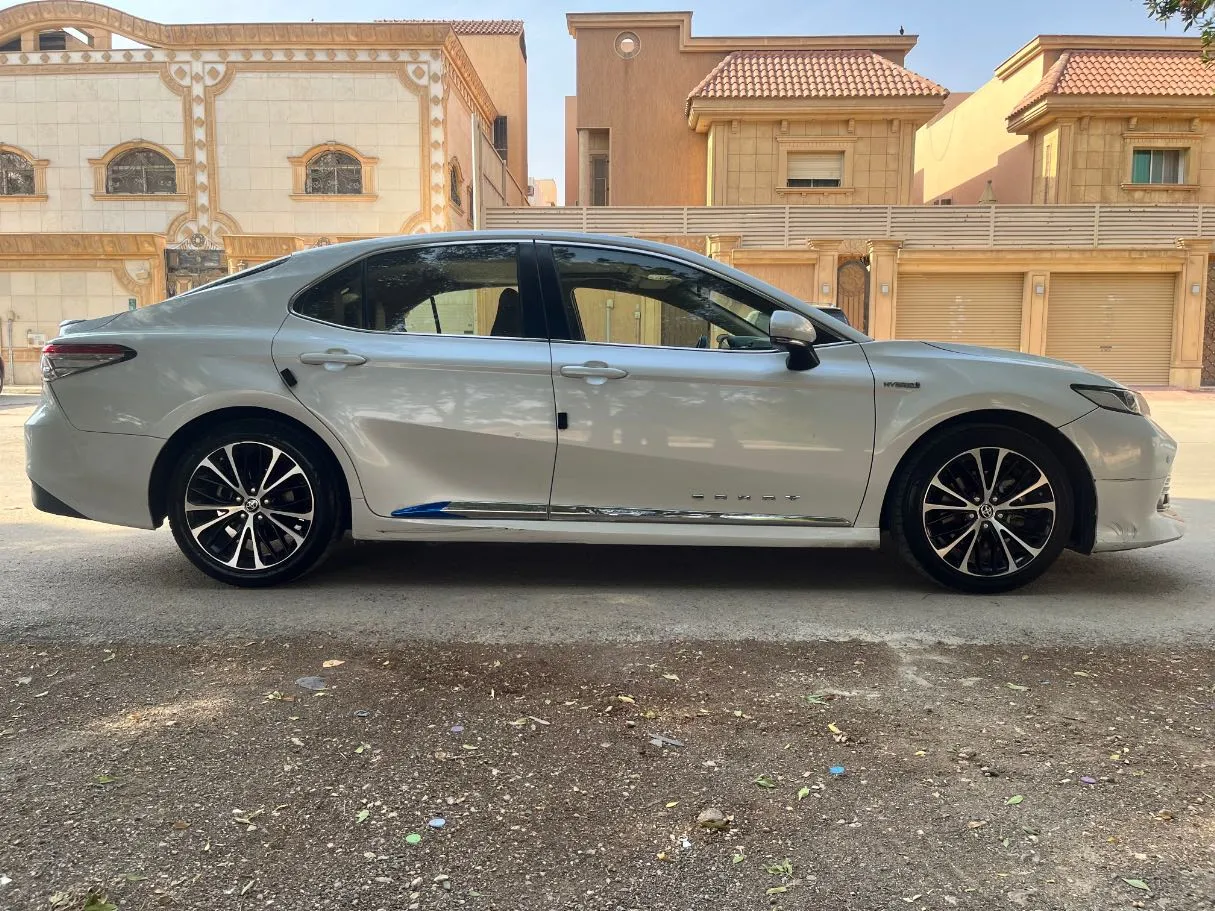 Car image 4